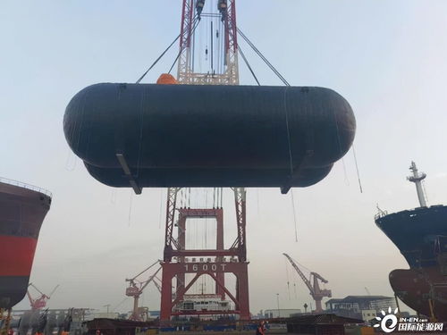 千鈞重器凌空起，江南造船再創世界紀錄——1400噸全球最大LNG儲罐成功吊裝